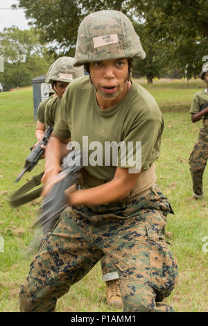 Rct. Rosetta B. Poveromo, Platoon 4043, Papa, 4 Recruit Training Bataillon, Praktiken ein Bajonett technik Oktober 7, 2016, auf Marine Corps Logistikstandort Albany. Für die Sicherheit der etwa 6.000 Rekruten in der Ausbildung zu gewährleisten, rekrutieren Training Regiment zu Marine Corps Logistikstandort Albany Wetter vom Hurrikan Matthäus am rauhen evakuiert. Ausbildung Rekrutieren wieder an Bord Parris Island wenn die Bedingungen für eine sichere Reise zurück und beim Training kann richtig durchgeführt werden. Poveromo, 19, ist von der West Winfield, NEW YORK (Foto von Lance Cpl. Aaron Bolser) Stockfoto