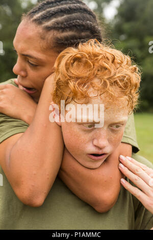 Rct. Rosetta B. Poveromo, Platoon 4043, Papa, 4 Recruit Training Bataillon, Praktiken ein Choke hold Oktober 7, 2016, auf Marine Corps Logistikstandort Albany. Für die Sicherheit der etwa 6.000 Rekruten in der Ausbildung zu gewährleisten, rekrutieren Training Regiment zu Marine Corps Logistikstandort Albany Wetter vom Hurrikan Matthäus am rauhen evakuiert. Ausbildung Rekrutieren wieder an Bord Parris Island wenn die Bedingungen für eine sichere Reise zurück und beim Training kann richtig durchgeführt werden. Poveromo, 19, ist von der West Winfield, NEW YORK (Foto von Lance Cpl. Aaron Bolser) Stockfoto