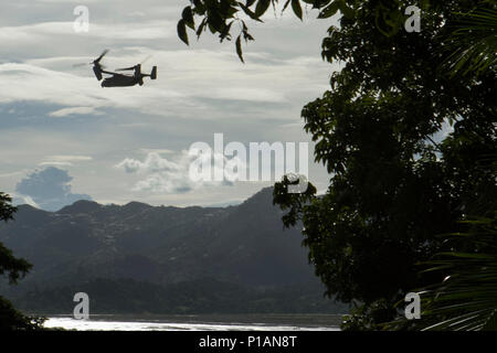 Ein U.S. Marine Corps MV-22 B Osprey tiltrotor Flugzeugen Marine Medium Tiltrotor Squadron 262 (verstärkt), 31 Marine Expeditionary Unit, fliegt über Col. Ernesto Ravina Air Base, Philippinen, nachdem eine Gruppe von Marines in der Philippinischen amphibische Landung Übung 33 (PHIBLEX), Okt. 5, 2016 Teilnehmenden. PHIBLEX ist eine jährliche US-philippinische Militär bilaterale Übung, amphibische Fähigkeiten und Live-Fire Training mit humanitären civic Unterstützung, Interoperabilität zu Stärken und Fähigkeiten der Partner bauen verbindet. (U.S. Marine Corps Foto: Staff Sgt. T. Stockfoto