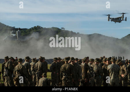 Us Marine Corps MV-22 B Osprey tiltrotor Flugzeugen Marine Medium Tiltrotor Squadron 262 (verstärkt), 31 Marine Expeditionary Unit, von Col. Ernesto Ravina Air Base, Philippinen, nachdem eine Gruppe von Marines in der Philippinischen amphibische Landung Übung 33 (PHIBLEX), Okt. 5, 2016 Teilnehmenden. PHIBLEX ist eine jährliche US-philippinische Militär bilaterale Übung, amphibische Fähigkeiten und Live-Fire Training mit humanitären civic Unterstützung, Interoperabilität zu Stärken und Fähigkeiten der Partner bauen verbindet. (U.S. Marine Corps Foto: Staff Sgt. T. Stockfoto