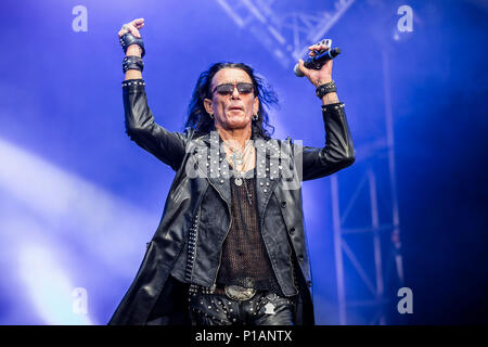 Schweden, Solvesborg - Juni 09., 2017. Die amerikanische heavy metal band Ratt führt ein Live Konzert während der schwedischen Musik Festival Sweden Rock Festival 2017 in Blekinge. Hier Sänger Stephen Pearcy wird gesehen, live auf der Bühne. (Foto: Gonzales Foto - Terje Dokken Stockfoto