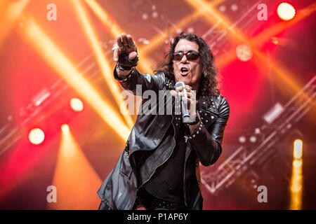 Schweden, Solvesborg - Juni 09., 2017. Die amerikanische heavy metal band Ratt führt ein Live Konzert während der schwedischen Musik Festival Sweden Rock Festival 2017 in Blekinge. Hier Sänger Stephen Pearcy wird gesehen, live auf der Bühne. (Foto: Gonzales Foto - Terje Dokken Stockfoto