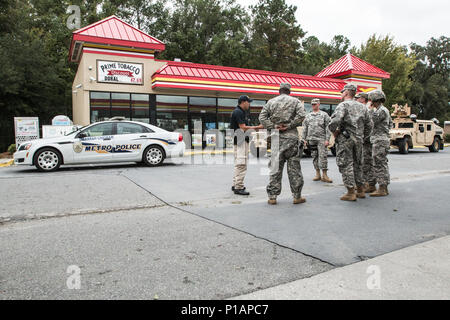 Bürger-Soldaten von den 178th Military Police Company mit Sitz in Monroe erhalten eine kurze von Sergeant Max Nowinsky, West Chatham Precinct, Savannah Chatham Metropolitan Police vor dem Start ihrer Patrouille.  Die MPs patrouillieren die Straßen in der Nacht, um Plünderungen zu verhindern und um gestrandeten Autofahrern zu helfen. Stockfoto