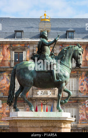 Plaza Mayor Madrid, Ansicht der Statue von Felipe iii, die vor dem bunten Fresko der Casa Panaderia auf der Plaza Mayor in Madrid, Spanien, abgebildet ist. Stockfoto