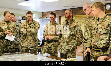 Britische Soldaten der Prinzessin von Wales Royal Regiment planen sie eine Mission zu einem taktischen Operationen während der Übung Allied Geist V bei 7th Army Training Befehl des Truppenübungsplatzes Hohenfels, Deutschland, 7. Oktober 2016 entfernt. Übung Allied Geist umfasst über 2.520 Teilnehmer aus acht NATO-Staaten und Übungen die taktische Interoperabilität und Tests sichere Kommunikation innerhalb der Allianz Mitglieder und Partner Nationen. (U.S. Armee Foto von Sgt. Matthäus Hulett) Stockfoto