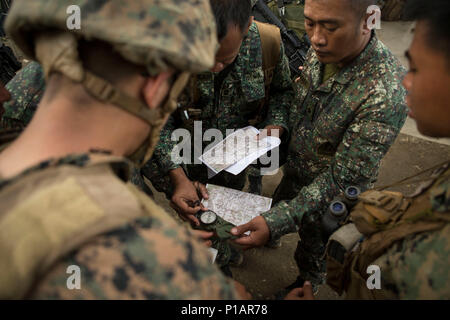 US Marine Sgt. Joshua Barnes erklärt Kartenlesen Techniken zur philippinischen Marines während Philippine amphibische Landung Übung 33 (PHIBLEX) auf Oberst Ernesto Ravina Air Base, Philippinen, 7. Oktober 2016. PHIBLEX ist eine jährliche US-Philippine bilaterale Militärübung, die amphibischen Fähigkeiten und Leben-Heißausbildung mit bürgerlichen humanitären Hilfsmaßnahmen zur Stärkung der Interoperabilität und Zusammenarbeit verbindet. Barnes, von Spokane, Washington, ist mit Battalion Landing Team, 2. Bataillon, 4. Marine Regiment, Echo Kompanie, Waffen-Zug. Die philippinischen Marines sind mit Marine Stockfoto