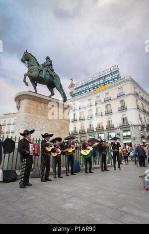 Madrid Puerta del Sol, einem mexikanischen Mariachi Band neben einer Statue von Carlos III spielen an Touristen in der Puerta del Sol gelegen, zentral, Madrid, Spanien. Stockfoto