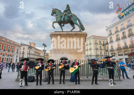 Mariachi-Band, Ansicht einer mexikanischen Mariachi-Band, die vor Touristen auf der Puerta del Sol spielt, einem großen Platz im Zentrum der Stadt Madrid, Spanien. Stockfoto