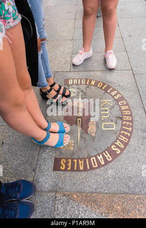 Puerta del Sol Madrid, Blick auf eine touristische steht auf Null Kilometer"-Kennzeichnung das absolute Zentrum von Spanien in der Puerta del Sol in Madrid. Stockfoto