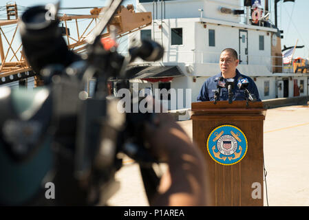 CHARLESTON, S.C. - Vice Adm. Karl Schultz, Coast Guard Atlantischen Gebiet Commander, und Kapitän Gary Tomasulo, kommandierender Offizier der Sektor Charleston, kurz die Medien in Charleston 9 Oktober, 2016, über die Küstenwache, die Reaktion auf den Hurrikan Matthew. U.S. Coast Guard Foto von Petty Officer 2. Klasse Cory J. Mendenhall. Stockfoto