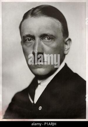 Deutschland - 1923: Studio Portrait von Adolf Hitler, der Führer des nationalsozialistischen Deutschland. Reproduktion antiker Foto. Stockfoto