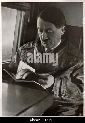 Deutschland - 19. AUGUST 1934: Adolf Hitler als "Führer und Reichskanzler" ("Führer und Kanzler"), leader von Nazi-deutschland. Reproduktion antiker Foto. Stockfoto