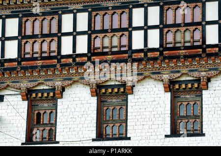 Malerei und Holzarbeiten von Windows bei Tashi Cho Dzong, Thimpu, Bhutan - Tashi-Cho (oder) Tashichho Dzong ist die respektvolle Dzong in Thimphu Stockfoto