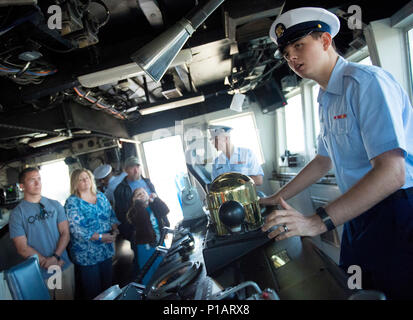 161009-N-LC 424-091 SAN FRANCISCO (Okt. 2010) 9, 2016) Hamilton-Klasse hohen Ausdauer Cutter USCGC Mellon (WHEC-717) hält Schiff Touren während des San Francisco Fleet Week. Flotte Woche bietet der Öffentlichkeit die Gelegenheit, Matrosen, Marines, und die Mitglieder der Küstenwache treffen und ein besseres Verständnis davon, wie Meer Dienstleistungen der nationalen Verteidigung der Vereinigten Staaten und die Freiheit der Meere Unterstützung gewinnen. (U.S. Marine Foto von Seaman Tarra Gallagher/Freigegeben) Stockfoto