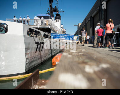 161009-N-LC 424-093 SAN FRANCISCO (Okt. 2010) 9, 2016) Hamilton-Klasse hohen Ausdauer Cutter USCGC Mellon (WHEC-717) hält Schiff Touren während des San Francisco Fleet Week. Flotte Woche bietet der Öffentlichkeit die Gelegenheit, Matrosen, Marines, und die Mitglieder der Küstenwache treffen und ein besseres Verständnis davon, wie Meer Dienstleistungen der nationalen Verteidigung der Vereinigten Staaten und die Freiheit der Meere Unterstützung gewinnen. (U.S. Marine Foto von Seaman Tarra Gallagher/Freigegeben) Stockfoto