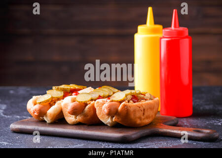 Bild von Hotdogs auf schneidebrett am Tisch Stockfoto