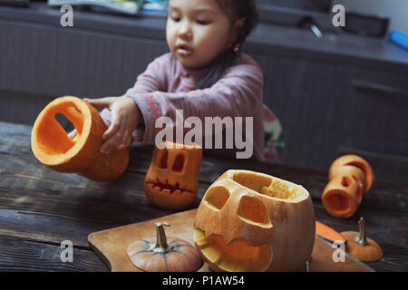 Mädchen schnitzen Halloween Kürbisse Stockfoto