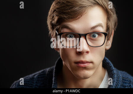 Aus nächster Nähe erschossen von überrascht männliche Gesicht Stockfoto