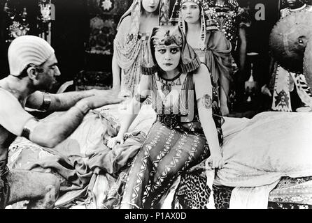 Original Film Titel: CLEOPATRA. Englischer Titel: CLEOPATRA. Regisseur: J. GORDON EDWARDS. Jahr: 1917. Stars: Kleopatra VII FARAONE; THEDA BARA. Quelle: FOX FILME/Album Stockfoto