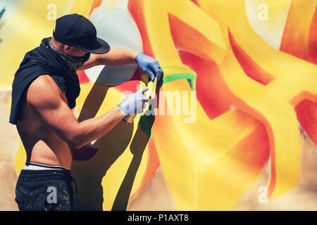 Street artist Malen bunte Graffiti an der Wand Stockfoto