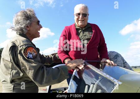 Peter Teichman, Links, Hangar 11 Sammlung Pilot, und pensionierte Tuskegee Flieger US Air Force Oberstleutnant George E. Hardy, Hardy ehemalige P-51D Mustang an der Royal Air Force Lakenheath, England, 4. Oktober 2016. Hardy, unter 354 anderen Tuskegee Airmen, wurden im Ausland während des Zweiten Weltkrieges geschickt zu fliegen und die Bekämpfung der Flugzeuge zu erhalten. (U.S. Air Force Foto/Senior Airman Malcolm Mayfield) Stockfoto