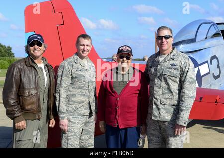 Von der Linken, Peter Teichman, Hangar 11 Sammlung Pilot, US Air Force Colonel Evan Pettus, 48th Fighter Wing Commander, U.S. Air Force pensionierter Oberstleutnant George E. Hardy, Tuskegee Flieger, und US Air Force Colonel David Eaglin, 48th FW stellvertretender Kommandeur, stand neben der Hardy ehemalige P-51D Mustang an der Royal Air Force Lakenheath, England, 4. Oktober 2016. Hardy war der jüngste Red Tail gesendet im Ausland während des Zweiten Weltkrieges und ist einer der verbleibenden 16 Tuskegee Airmen. (U.S. Air Force Foto/Senior Airman Malcolm Mayfield) Stockfoto