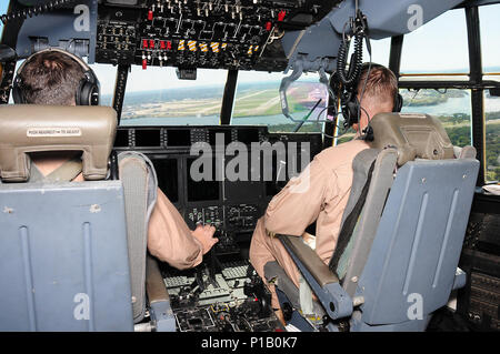 FORT WORTH, Texas (23. 11, 2016) Maj. Jason Ellis, rechts, Operations Officer bei Marine Antenne Refueler Transport Squadron 234 (VMGR-234) und Kapitän Kyle, power line Division Chief, sind auf Final Approach zu Naval Air Station Fort Worth gemeinsame Mindestreservebasis. VMGR-234 ist Teil des U.S. Marine Corps Kräfte finden, die ergänzt und verstärkt die aktiven Komponenten. Us Navy Foto von Petty Officer 2. Klasse Jason Howard (Freigegeben) 161011-N-XB 816-008 Stockfoto