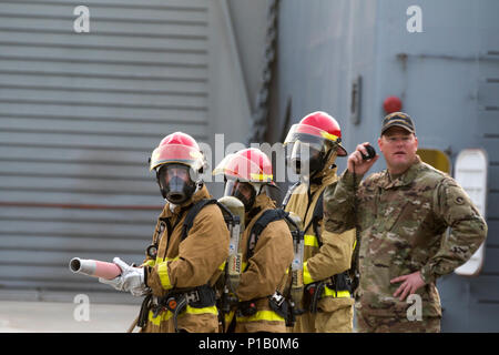 Soldaten der 411. Transport Loslösung, in Fort Eustis, Virginia und in Kuwait Naval Base eingesetzt, während einer Räumungsübung an Bord der MG Charles S. Brutto (Logistik Support Vessel-5) im Arabischen Golf, 3. Oktober 2016 einen fiktiven Brand zu reagieren. Jeder Soldat auf dem Schiff hat im löscheinsatz im Notfall geschult werden. (U.S. Armee Foto von Sgt. Brandon Hubbard, USARCENT Public Affairs) Stockfoto