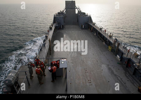 Die 411 Transport Loslösung Soldaten an Bord der MG Charles S. Brutto (Logistik Support Vessel-5) Praxis ihre Übungen zum Verlassen des Schiffes während einer Reihe Übung in den Arabischen Golf, 3. Oktober 2016. Das Schiff, logistischen Objekt für die US-Army Central, ist verantwortlich für den Transport von massive Tonnage - bis zu 900 Tonnen - auf seinem Deck irgendwo in der Welt. (U.S. Armee Foto von Sgt. Brandon Hubbard, USARCENT Public Affairs) Stockfoto