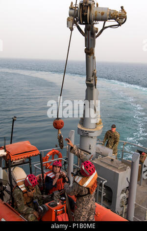 Armee seemänner von 411 Transport Loslösung vorbereiten am Arabischen Golf bereitgestellt werden, während ein Mann über Bord am MG Charles S. Brutto (Logistik Support Vessel-5), 3. Oktober 2016 bohren. Die US-Army Central - zugeordneten Einheit Praktiken Bohrer, die in internationalen Gewässern ihre Bereitschaft zu halten. (U.S. Armee Foto von Sgt. Brandon Hubbard, USARCENT Public Affairs) Stockfoto