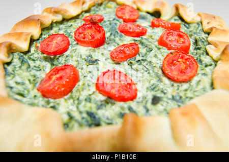 Vegetarische salat Kuchen mit Blätterteig, Spinat, ricotta Käse und Tomaten Stockfoto