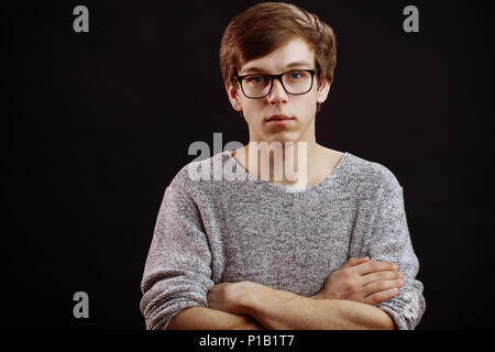 Nahaufnahme, Porträt der schönen blonden Mann stehen und verschränkte seine Arme. Stockfoto