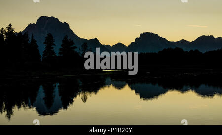 Blick von Oxbow Bend mit Mount Moran spiegelt sich im Wasser. Stockfoto