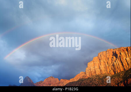 Teilweise doppelten Regenbogen über einem roten Felswand in der Nähe des Zion National Park, Utah, USA. Stockfoto