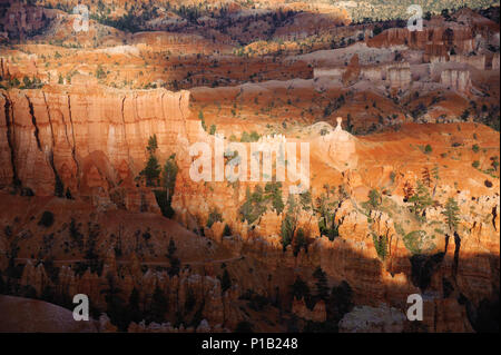 Dramatische am späten Nachmittag Licht auf Bryce Amphitheater, Utah, USA. Wanderer auf dem Trail im unteren Teil des Bildes. Stockfoto