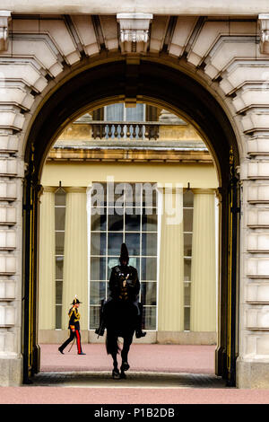 Der Oberst Überprüfung am Samstag, den 2. Juni 2018 in der Mall/Buckingham Palace, London statt. Im Bild: ein einsames Mitglied der Blues und Royals Fahrten durch den vorderen Bogen des Buckingham Palace. Bild von Julie Edwards. Stockfoto