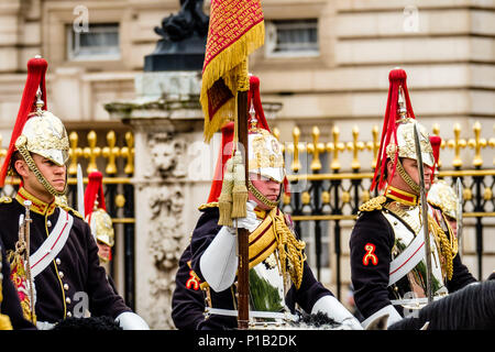 Der Oberst Überprüfung am Samstag, den 2. Juni 2018 in der Mall/Buckingham Palace, London statt. Bild: Mitglieder des Blues und Royals, der souveränen Escort warten Sie vor dem Buckingham Palace. Bild von Julie Edwards. Stockfoto