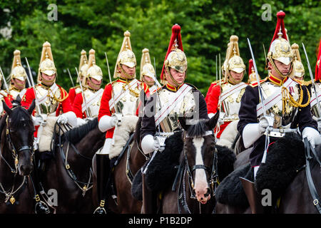 Der Oberst Überprüfung am Samstag, den 2. Juni 2018 in der Mall/Buckingham Palace, London statt. Bild: Mitglieder des Blues und Royals, der souveränen Escort warten Sie vor dem Buckingham Palace. Bild von Julie Edwards. Stockfoto