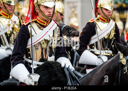 Der Oberst Überprüfung am Samstag, den 2. Juni 2018 in der Mall/Buckingham Palace, London statt. Bild: Mitglieder des Blues und Royals, der souveränen Escort warten Sie vor dem Buckingham Palace. Bild von Julie Edwards. Stockfoto