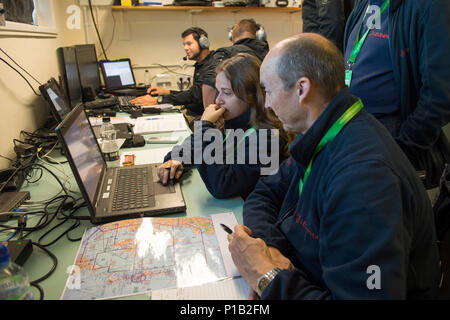 161012-N-JE 250-034 BENBECULA, Vereinigtes Königreich (Okt. 2010) 12, 2016) Studien Ingenieure Helena Andreou und Patrick McGinley Monitor der Radar auf einer S-100 CamCopter Unmanned Aerial Vehicle in Benbecula Rangehead. Mehr als 40 internationale Teilnehmer aus anderen Marinen, der Industrie, der Wissenschaft und Forschung Labore sind in Schottland die Durchführung der ersten unbemannten Krieger, ein Forschungs- und Training übung entworfen, um zu prüfen, und die neuesten in autonomen marine Technologien bei gleichzeitiger Stärkung der internationalen Interoperabilität. Unbemannte Krieger ist Teil der Gemeinsamen Krieger, eine halbjährliche Stockfoto