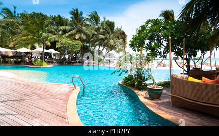 Tropischen Swimmingpool auf den Malediven. Infinity Pool mit Palmen vor dem Ozean. Tropical Hotel. Hochzeitsreise entkommen. Stockfoto