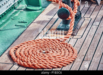 Vintage getonten Bild von einem Seil auf einem alten Segelschiff Holzterrasse. Stockfoto