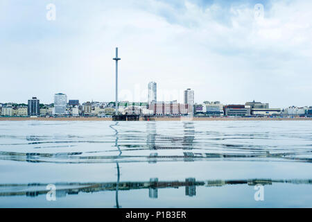 Brighton Seafront View Point vom Meer, an der Unterseite ist eine ruhige Glas wie flache Meer in der Mitte ist die Skyline von Brighton, Großbritannien, mit dem ich 360 vie Stockfoto