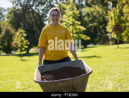 161014-N-NU 281-051 BALTIMORE (Okt. 14, 2016) Petty Officer 2nd class Stephanie Kier und Studenten der Carver High School durchführen Verschönerung Projekte während einer Community Relations bei Patterson Park in Maryland Fleet Week Air Show und Baltimore. Dieses Ereignis bietet die Leute und die Medien der größeren Maryland/Baltimore Bereich die Möglichkeit, sich mit Matrosen und Marines zu interagieren, Sowie sehen, aus erster Hand, die neuesten Funktionen der heutigen Maritime Services. (U.S. Marine Foto von Petty Officer Third Class Justin R. Pacheco/Freigegeben) Stockfoto