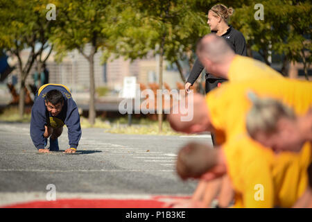 161014-N-ZN 152-046 BALTIMORE (Okt. 14, 2016) Petty Officer 2nd class Jessie Gonzalez beteiligt sich an der Physischen Ausbildung bei der Under Armour Performance Center geführt von FX Studios Fitness Trainer während der Maryland Fleet Week Air Show und Baltimore. MFW-ASB stellt die Menschen und Medien der größeren Maryland/Baltimore Bereich die Möglichkeit, sich mit Matrosen und Marines zu interagieren, Sowie sehen, aus erster Hand, die neuesten Funktionen der heutigen Maritime Services. (U.S. Marine Foto von Petty Officer 1st Class Ernest R. Scott/Freigegeben) Stockfoto