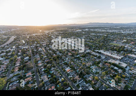 Luftaufnahme der untergehenden Sonne über Van Nuys im San Fernando Valley in Los Angeles, Kalifornien. Stockfoto