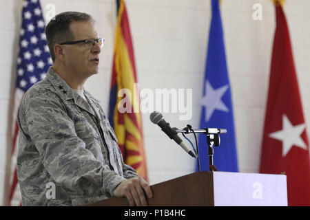 Us Air Force Generalmajor Michael T. McGuire, der Adjutant General der Pennsylvania National Guard, Adressen Soldaten der 159. Finanzierung Ablösung während einer Bereitstellung senden - weg von der Zeremonie 15. Oktober an Petty Crew Zeughaus Papago Park militärischen Reservierung in Phoenix gelegen. Mehr als 20 Arizona Wachposten mit Die 159 FI DET in Afghanistan für etwa neun Monate bereitstellen zur Unterstützung der Operation Freiheit Sentinel. (Oklahoma Army National Guard Foto: Staff Sgt. Brian A. Barbour) Stockfoto