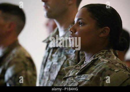 Oklahoma Army National Guard SPC. Frau Vogt Roller, der Techniker mit dem 159 Finanzierung ablösen, steht an Aufmerksamkeit mit Ihrer Familie während einer Bereitstellung senden - weg von der Zeremonie 15. Oktober an Petty Crew Zeughaus Papago Park militärischen Reservierung in Phoenix gelegen. Rolle und mehr als 20 Ihrer Kolleginnen und Kollegen Wachposten in Afghanistan für etwa neun Monate bereitstellen zur Unterstützung der Operation Freiheit Sentinel. (Oklahoma Army National Guard Foto: Staff Sgt. Brian A. Barbour) Stockfoto