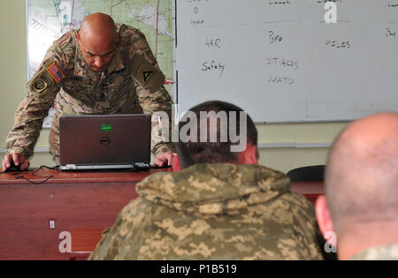 Sgt. 1. Klasse Michael Perez, Kommandant der Beobachter Trainer Trainer Akademie in das Joint Multinational Readiness Center zugeordnet, 7. Armee Kommando bereitet eine Klasse für ukrainische Soldaten zu geben, Okt. 3, an der internationalen Friedenssicherung und Security Center in der Ukraine. Perez unterstützt die gemeinsame Multinationale Ausbildung Group-Ukraine durch die Ausbildung von 18 ukrainischen Soldaten, wie Beobachter Trainer Trainer Aufgaben durchführen. Der primäre Fokus des JMTG-U ist die direkte Ausbildung in der nahen Zukunft beim Helfen der ukrainischen Streitkräfte eine nachhaltige und dauerhafte Combat Training Center zu bauen Stockfoto