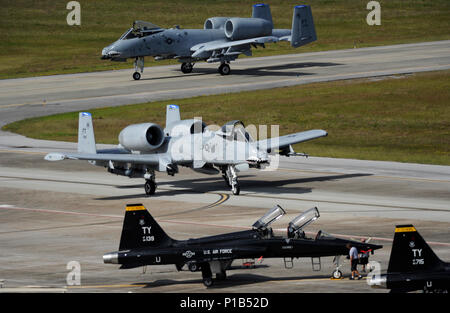 Zwei US Air Force C A-10 Thunderbolt IIs von Moody Air Force Base, Ga, Taxi auf der Flightline an Tyndall Air Force Base, Fla., Nov. 6, 2016. Etwa 30 Flugzeuge bestellt zu evakuieren, nachdem die Beamten bei der 23 Flügel die Bedrohung durch den Hurrikan Matthew bewertet. (U.S. Air Force Foto von älteren Flieger Salomo Cook/Freigegeben) Stockfoto